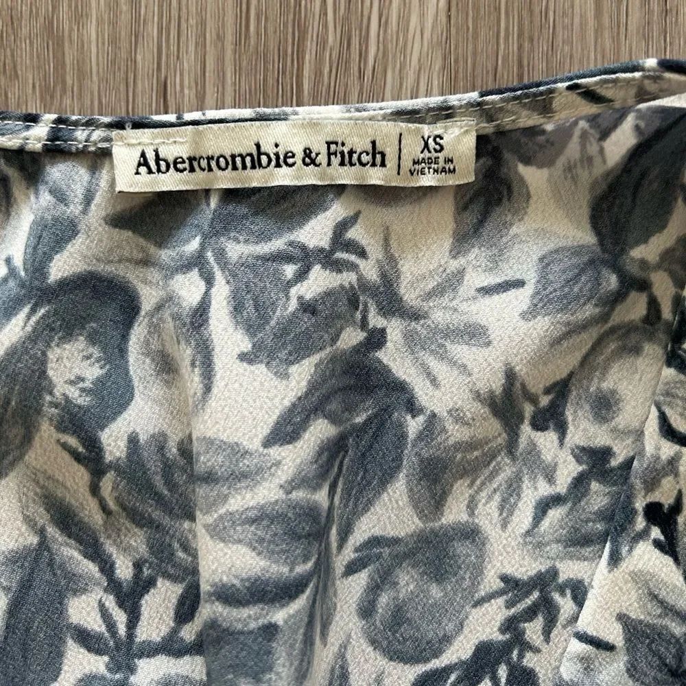 A&F Printed V Neck Top - Picture 6 of 8
